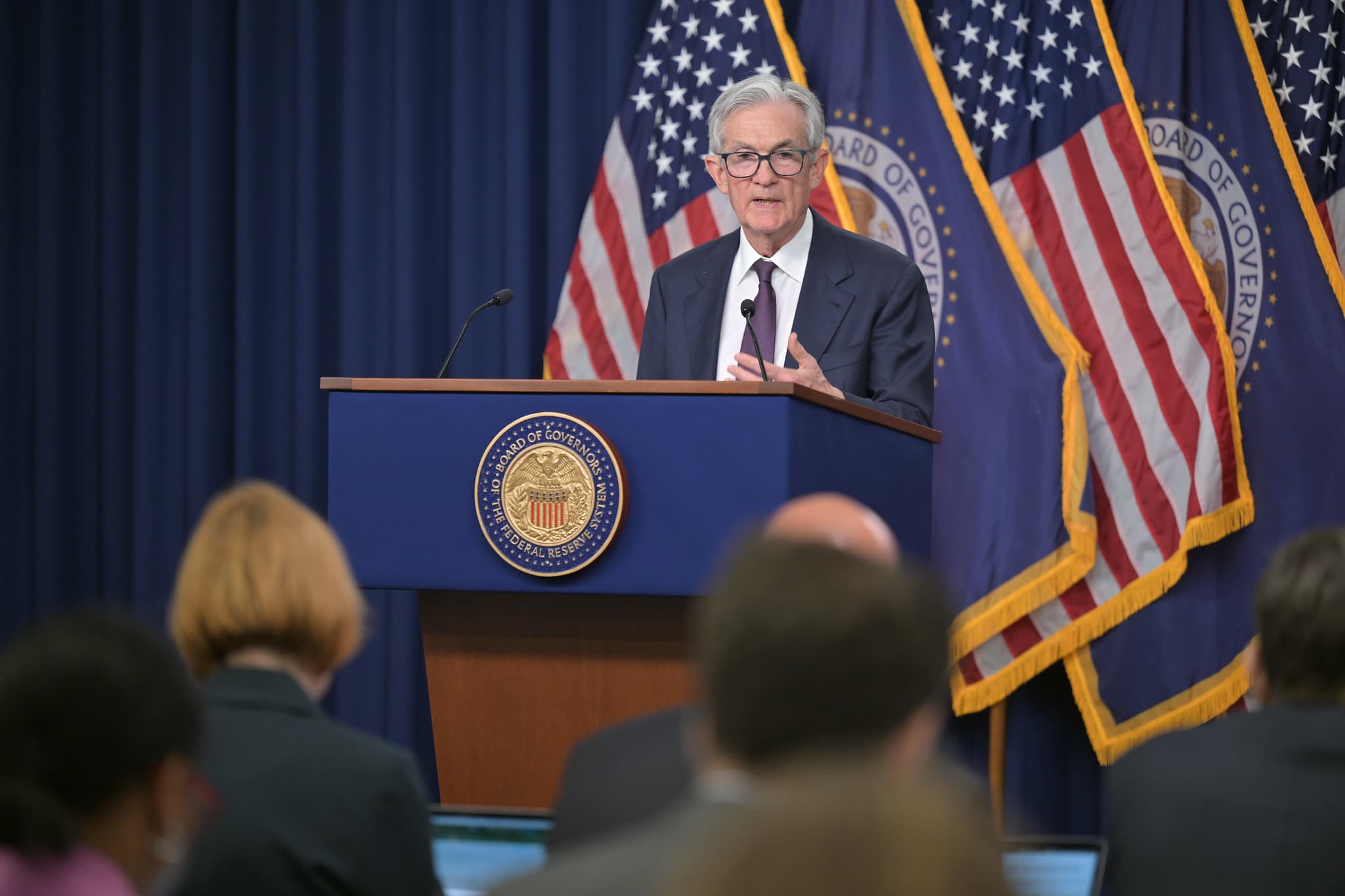 파월 사퇴 압박하는 트럼프, 금리 인하 앞당길까? 썸네일 이미지